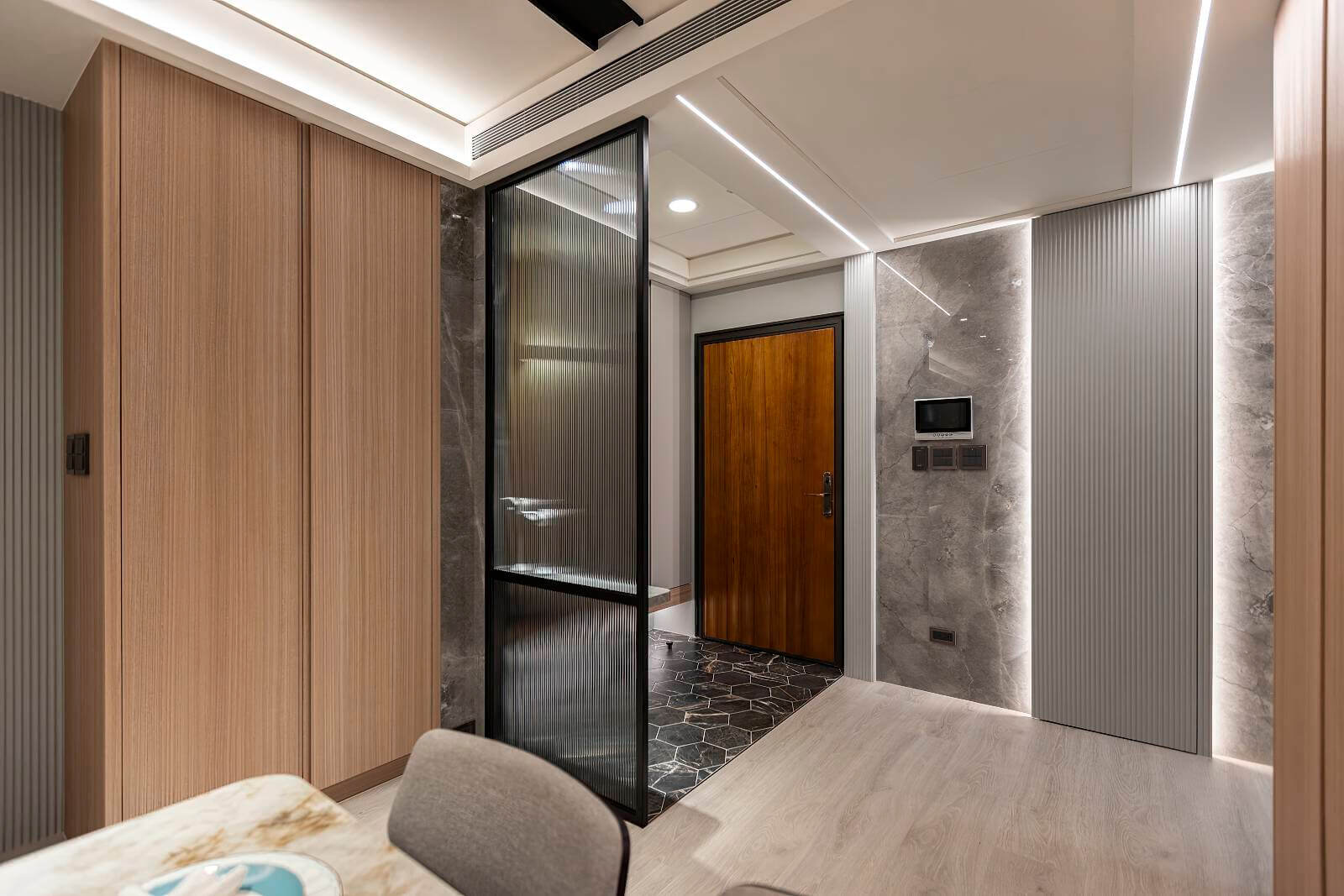 台中市室內設計|暖灰木紋砌起輕奢豪邸風範-2